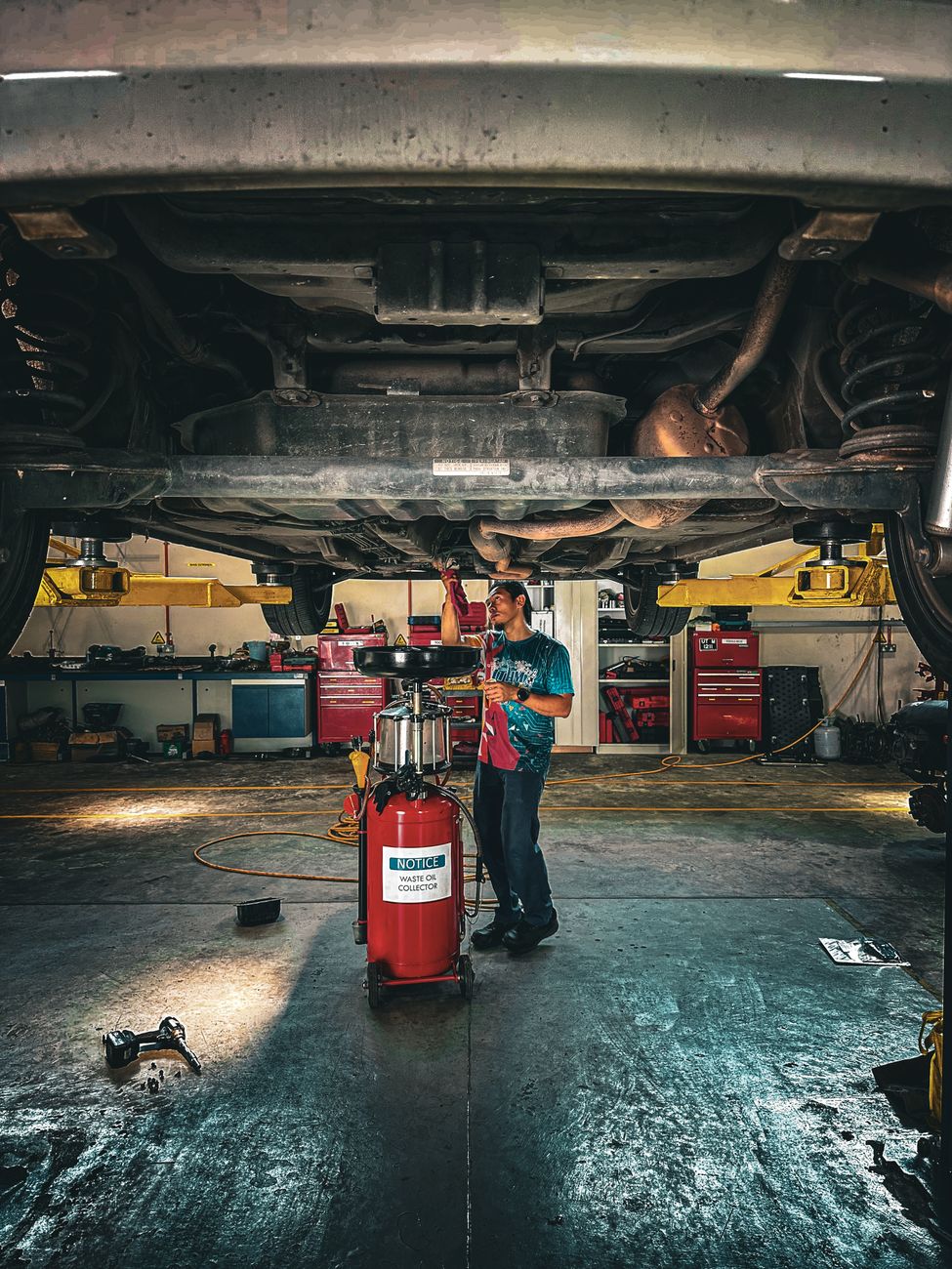 Mecanic schimbând uleiul de motor