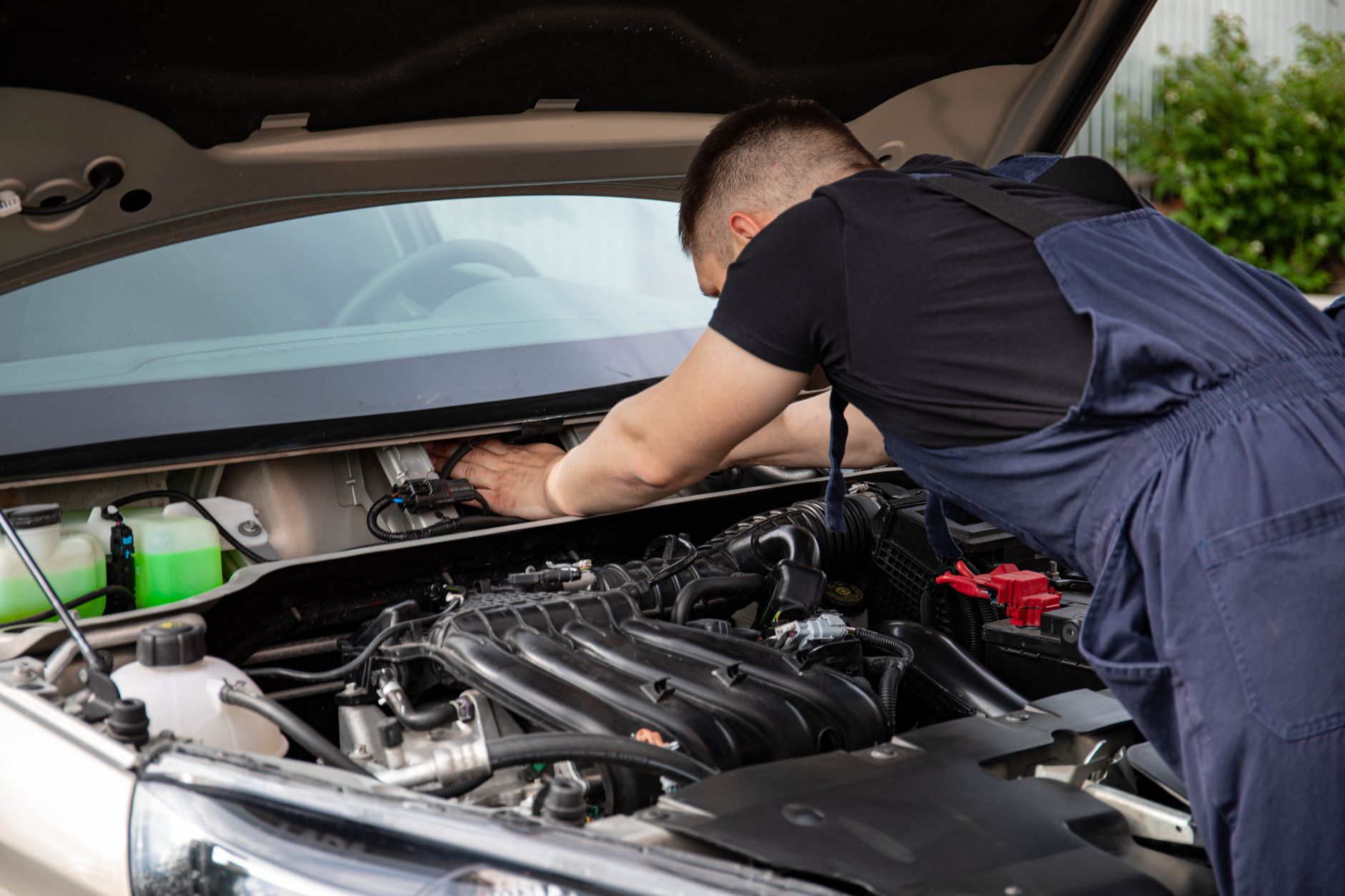 Mecanic profesionist lucrând la motor